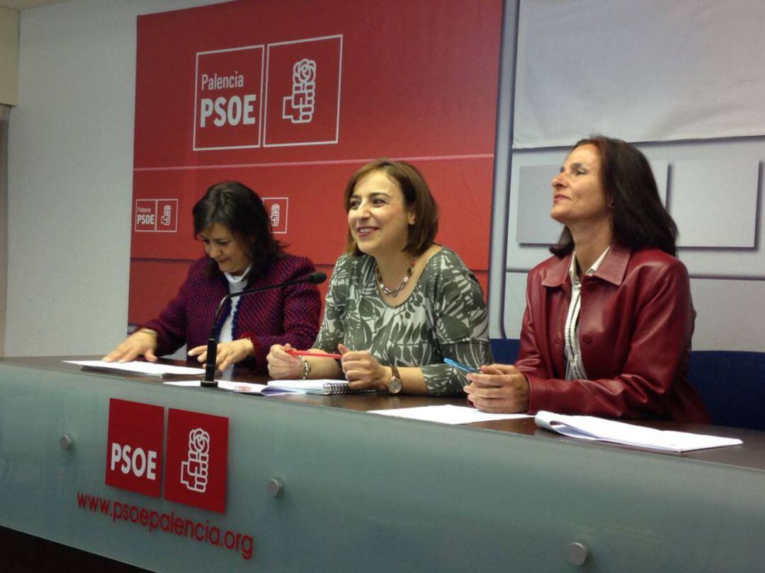 De izquierda a derecha, la senadora Rosa Aldea, la secretaria provincial del PSOE y candidata a la alcaldía de Palencia, Miriam Andrés y la diputada nacional María Luz Martínez Seijo