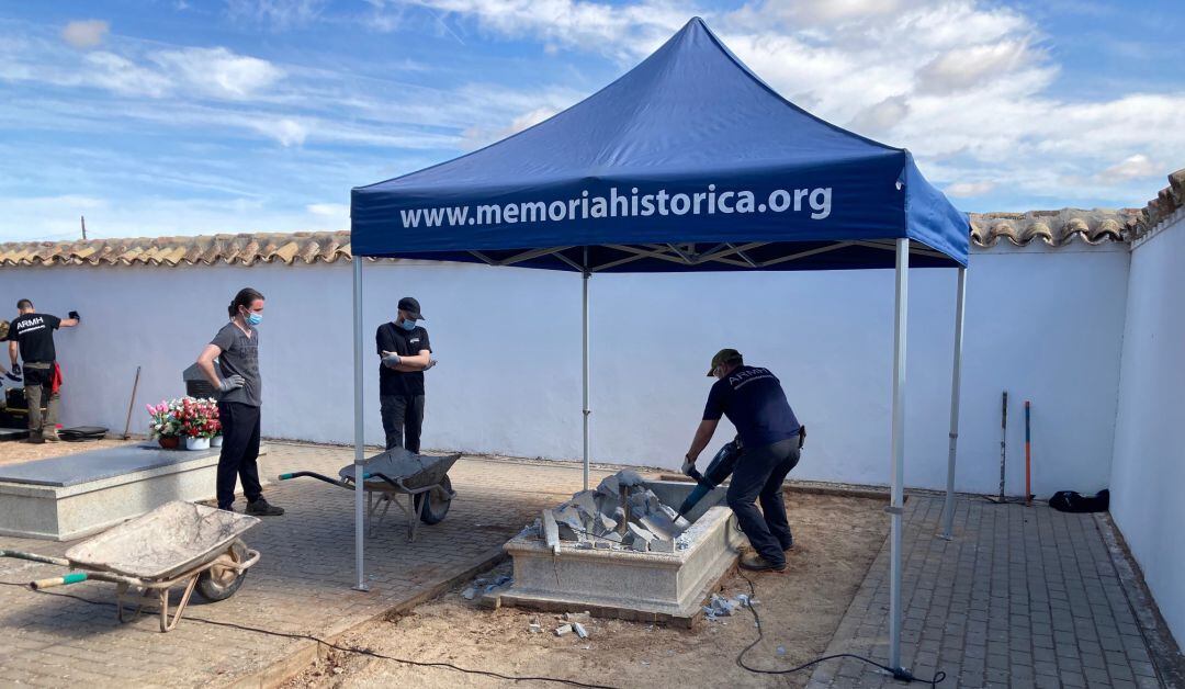 Imagen de los trabajos de exhumación en dos fosas comunes de Manzanares (Ciudad Real) 