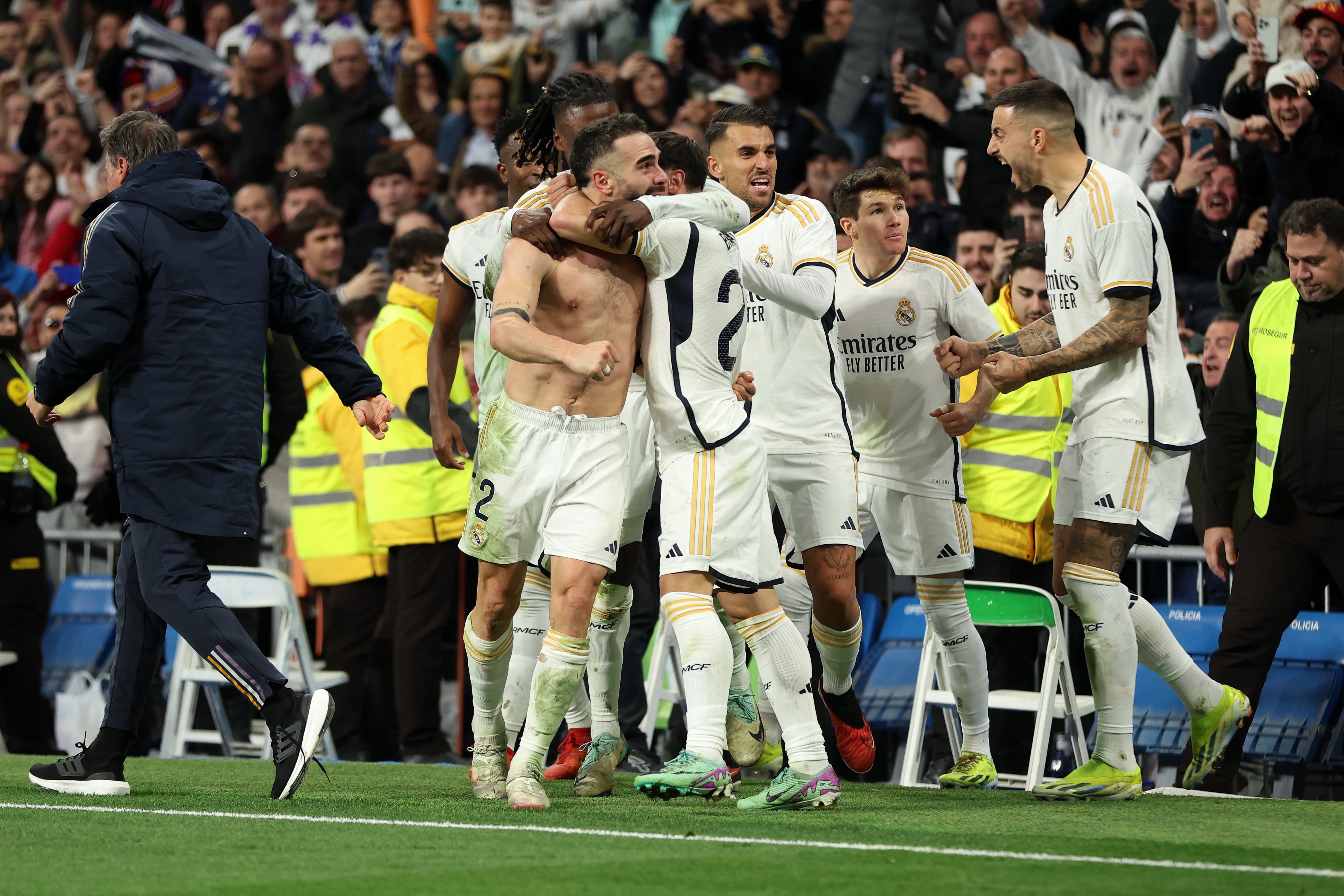 Los jugadores del Real Madrid celebran el gol de Carvajal.