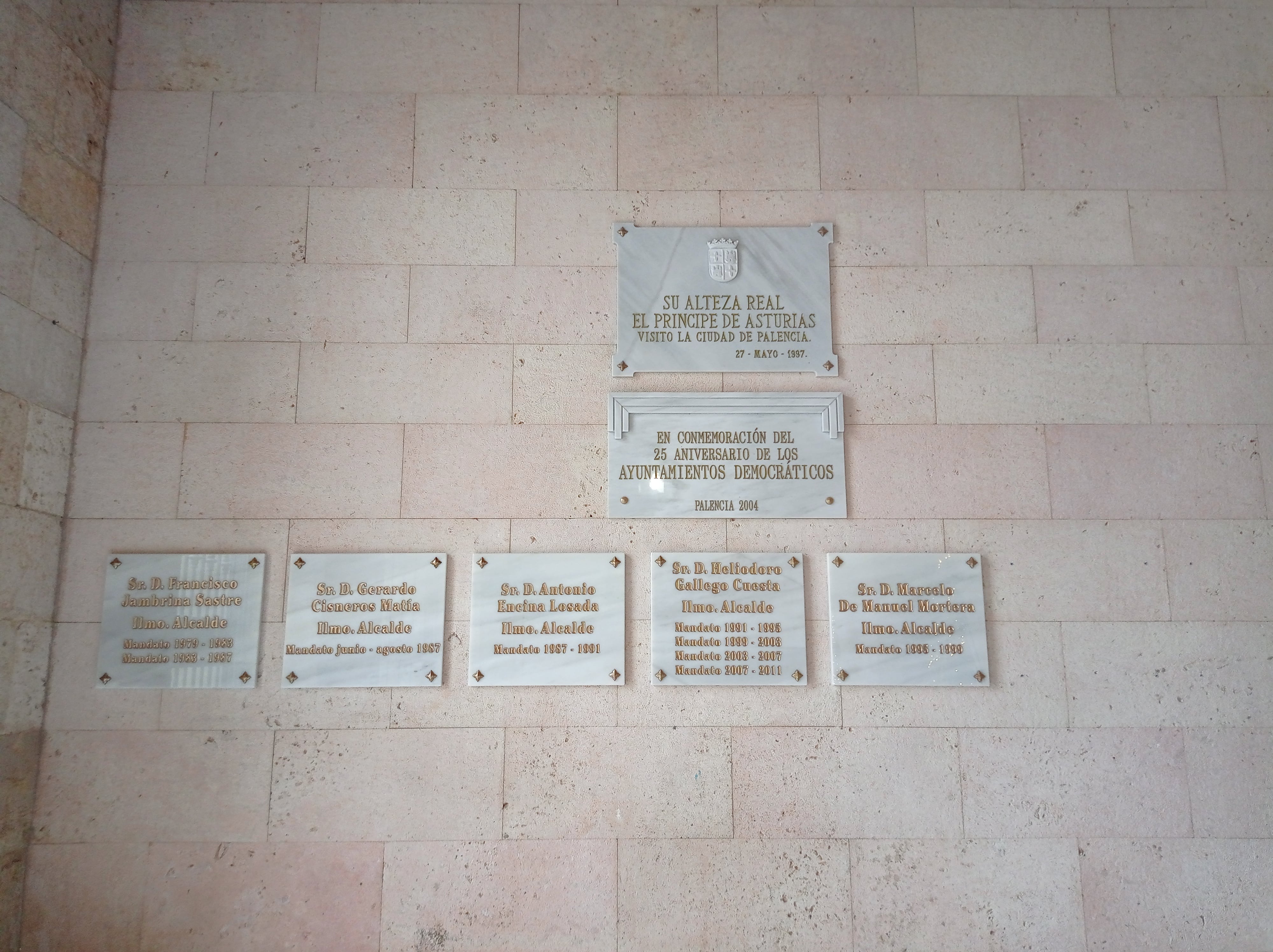 Placas colocadas en el Ayuntamiento