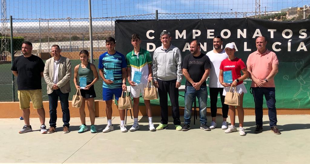 Los campeones del tenis posan en la Villa de Adra.