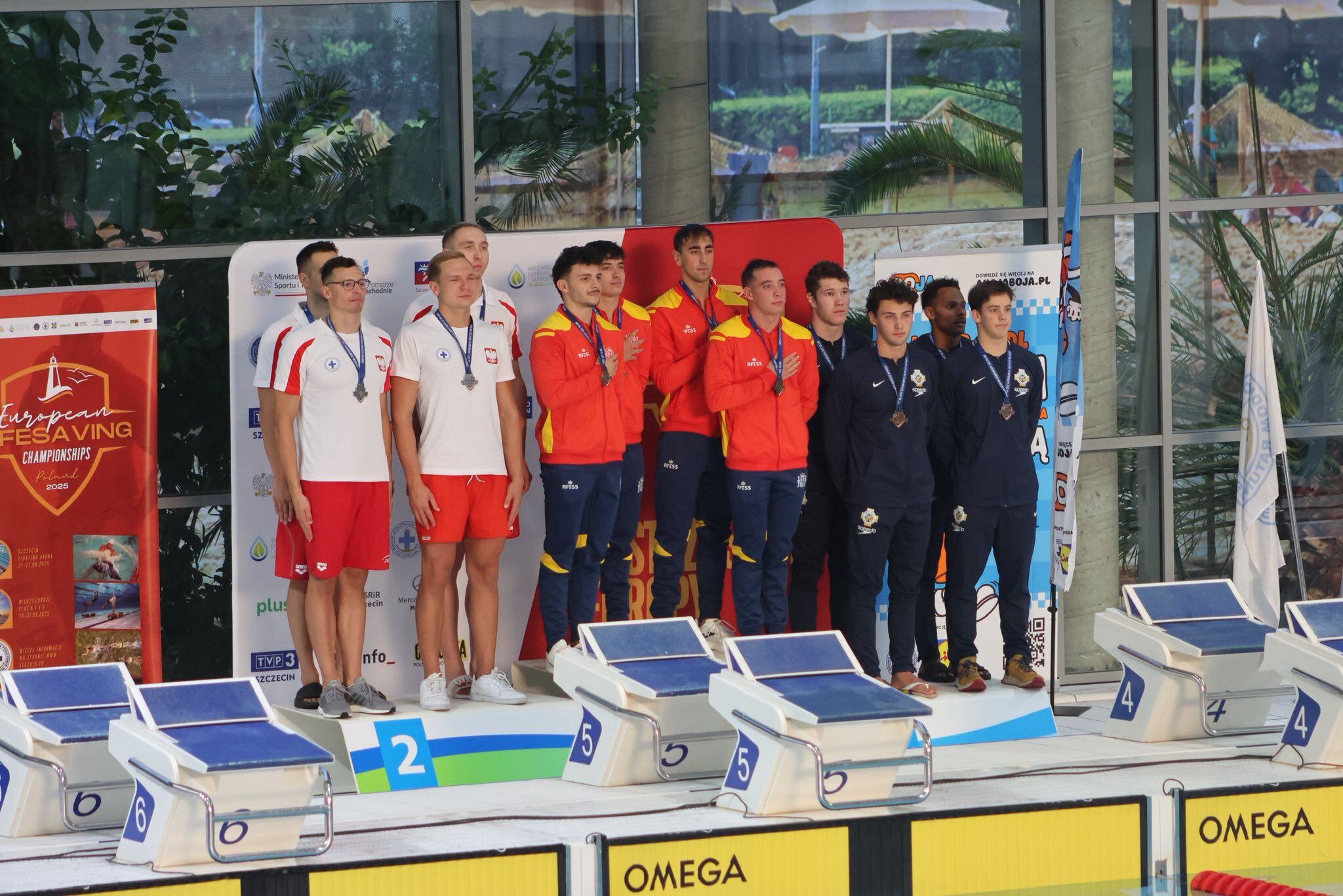 Iván Romero en el podium junto con el equipo en la prueba de 4×50 metros relevo./RFESS