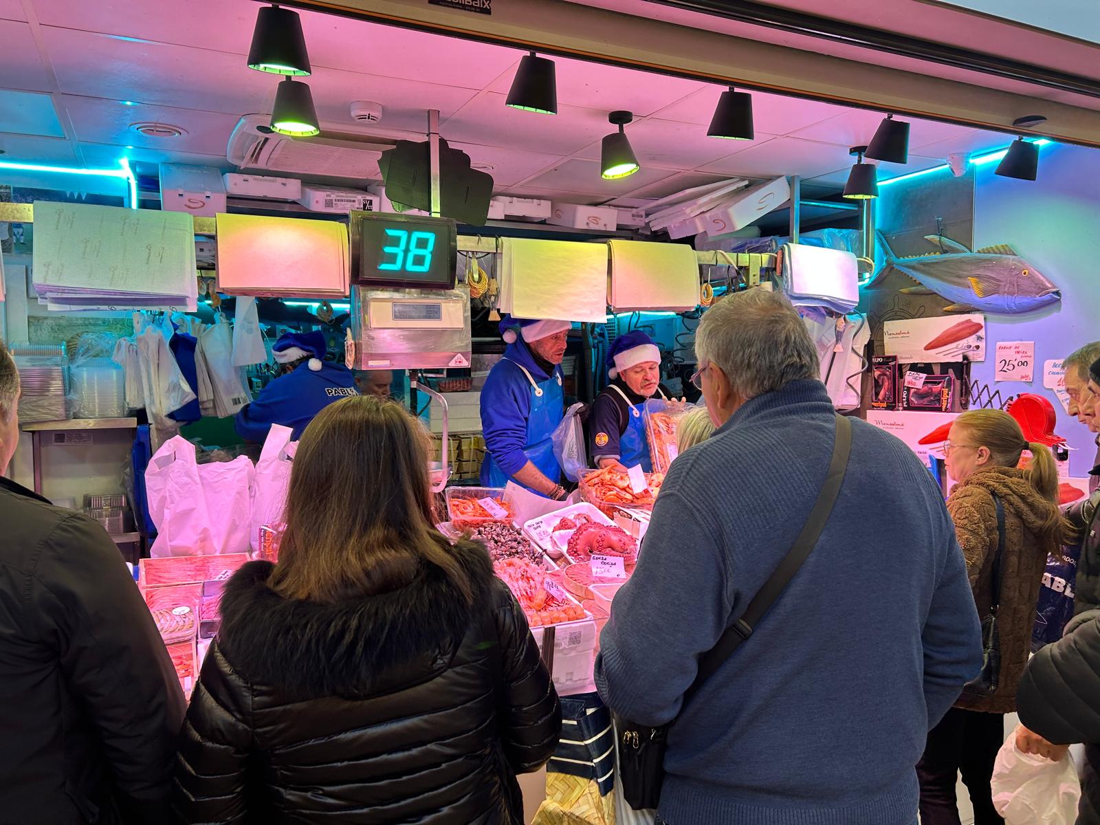 Un puesto del Mercado Central de Zaragoza, en la mañana de Nochebuena