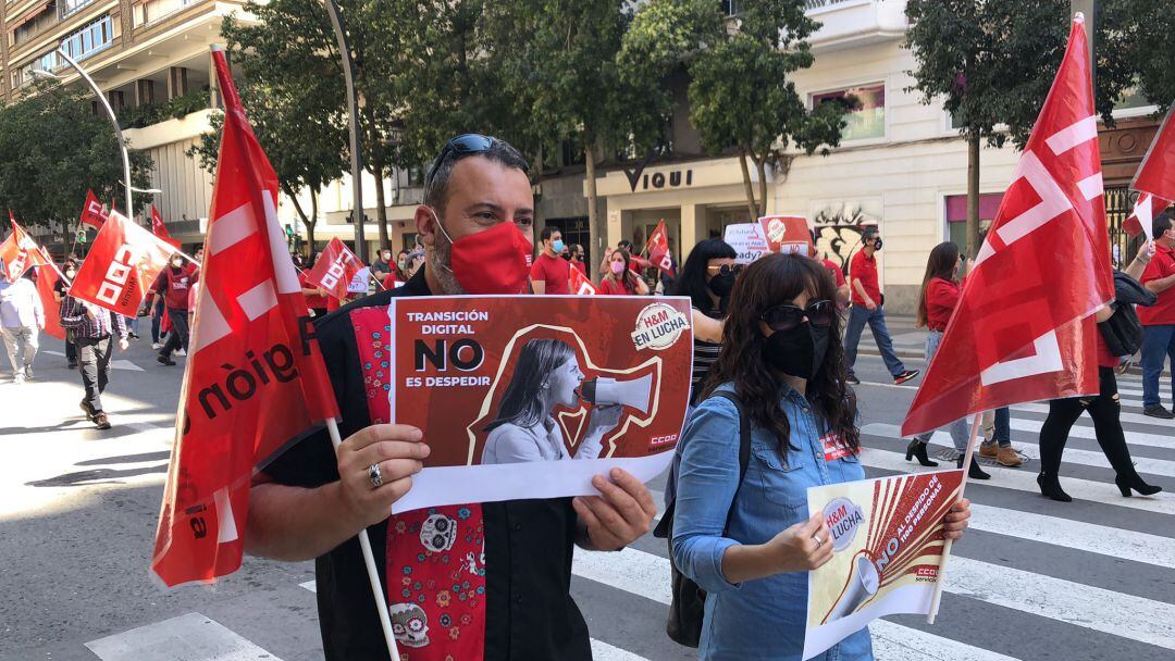 Trabajadores de H&M protestan contra el ERE de la empresa durante la manifestación del 1º de mayo en Murcia