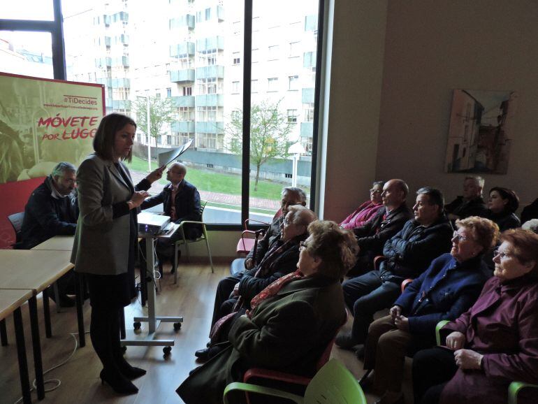 Lara Méndez, alcaldesa de Lugo, en una reunión con vecinos 