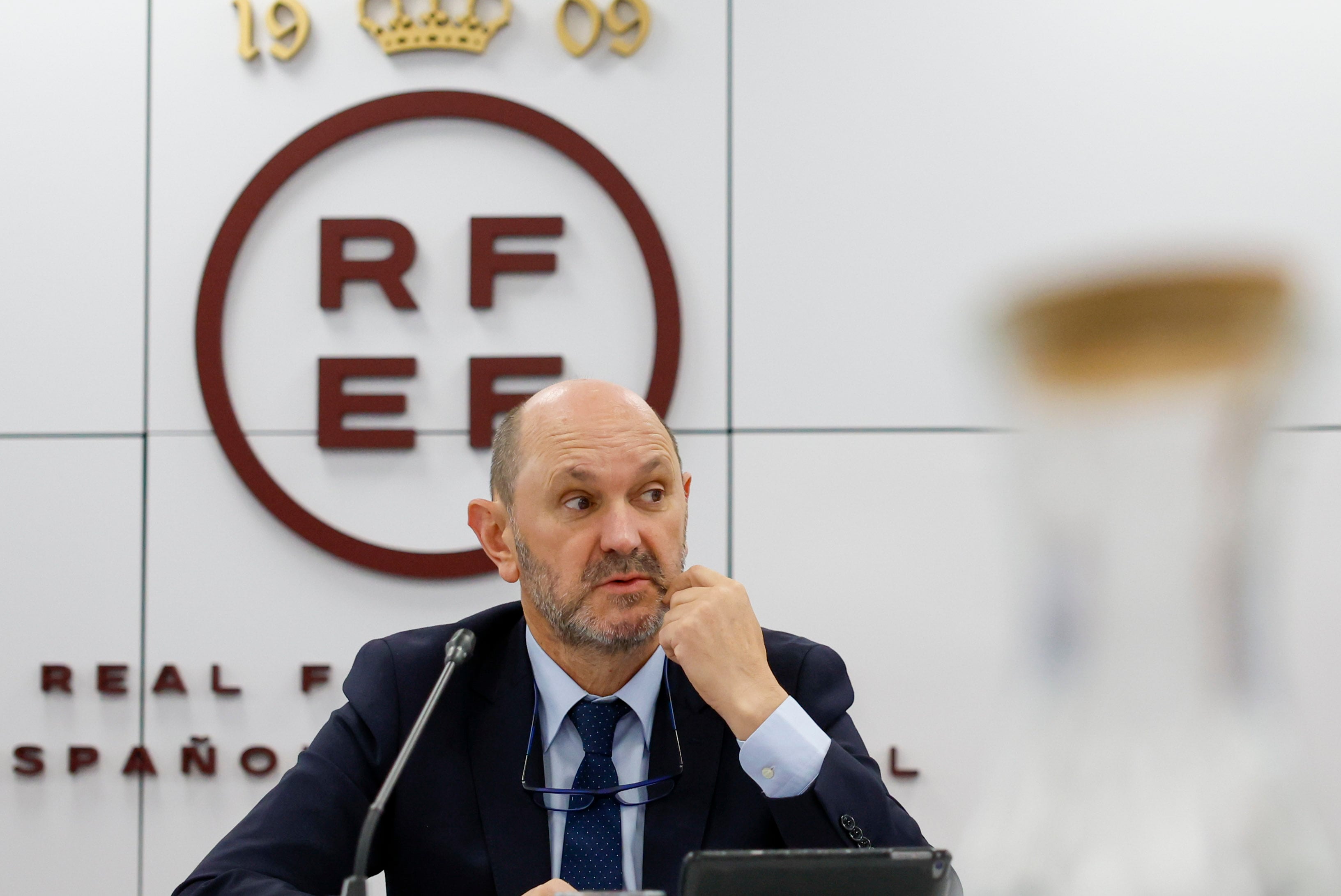 El presidente de la Real Federación Española de Fútbol (RFEF), Rafael Louzán, preside una reunión de la junta directiva de la Real Federación Española de Fútbol (RFEF) en la Ciudad del Fútbol de Las Rozas de Madrid.