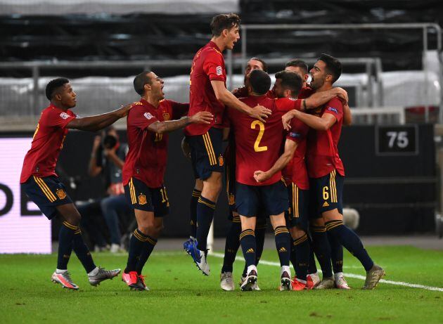 Selección Española celebrando un tardío gol en Alemania