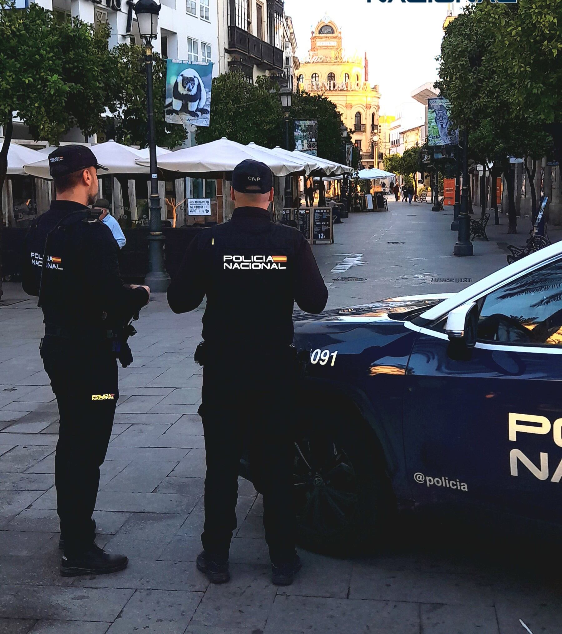 Agentes de la Policía Nacional en la calle Larga, en el centro de Jerez