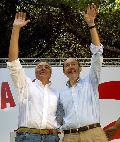 Alfredo Pérez Rubalcaba, junto al primer secretario del PSC, Pere Navarro en la Fiesta de la Rosa.