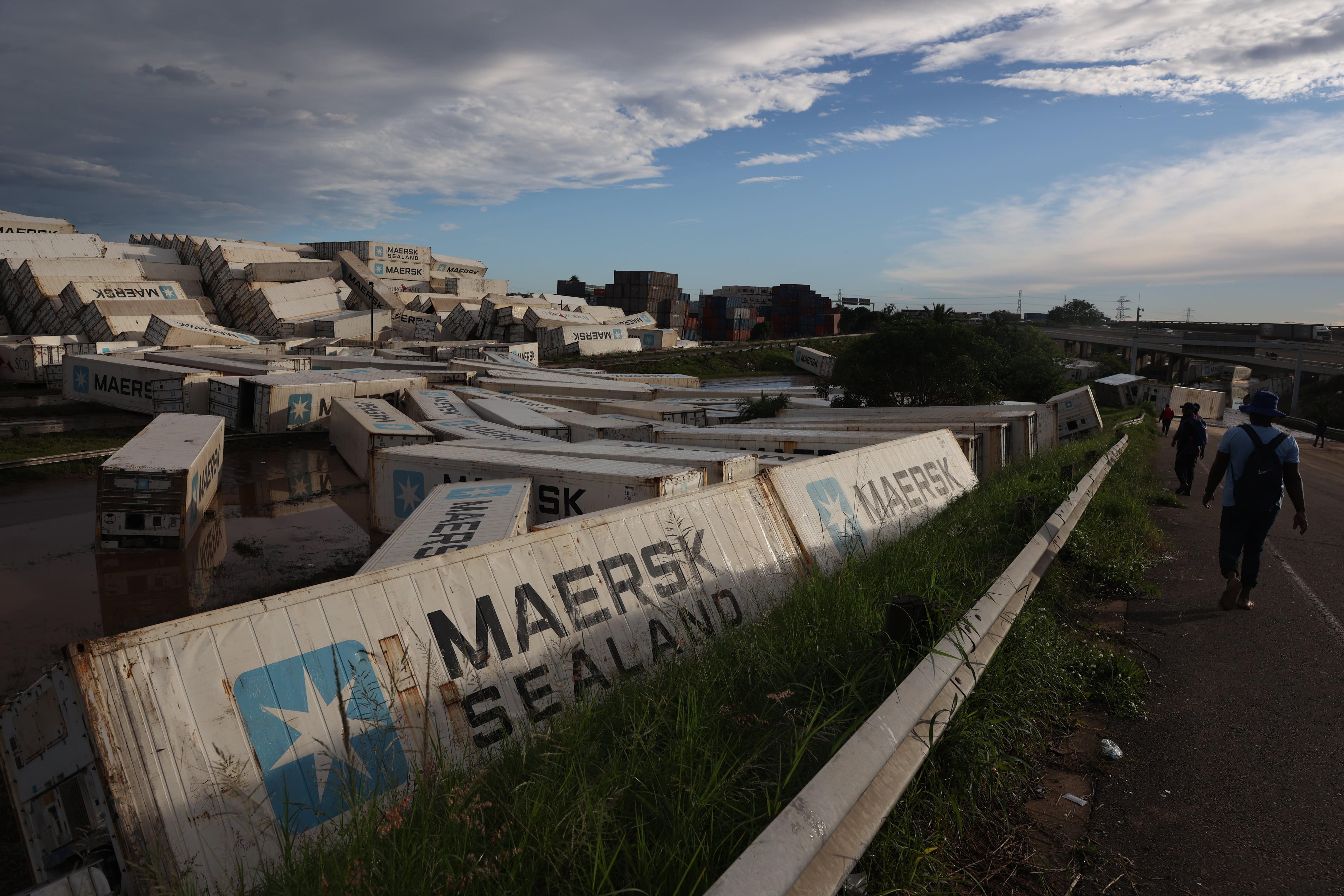 Cientos de contáiners han sido desplazados por las lluvias en Durban.