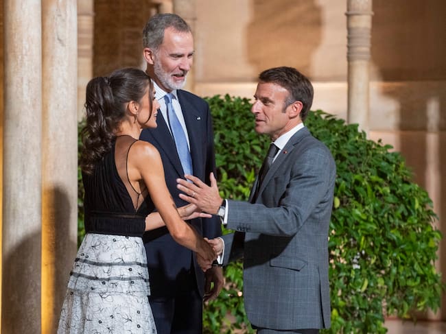 El rey Felipe VI (c) y la reina Letizia (i) saludan al presidente francés, Emmanuel Macron (d), en su visita al Patio de los Leones de la Alhambra, dentro de la III Cumbre de la Comunidad Política Europea (CPE), este jueves en Granada