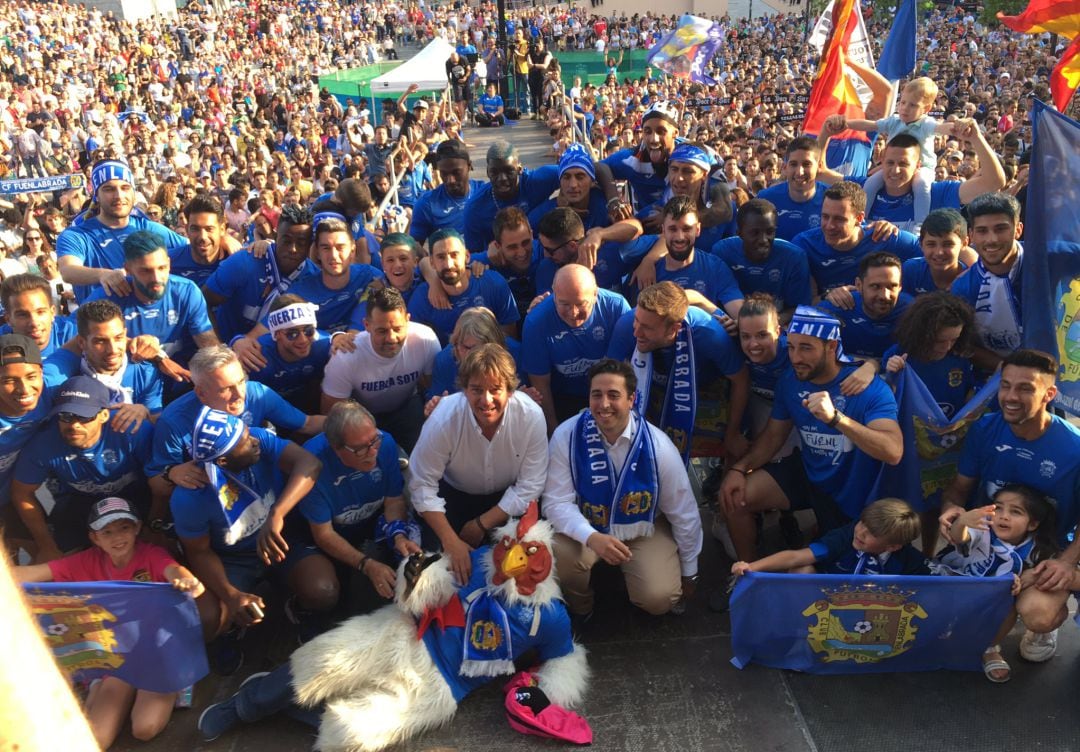 El alcalde de Fuenlabrada y el presidente del club (reconocibles con camisa blanca en el centro), rodeados de jugadores, cuerpo técnico y directiva del &#039;Fuenla&#039;.