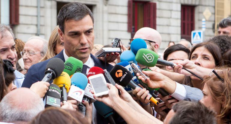 Pedro Sanchez, atendiendo a la prensa