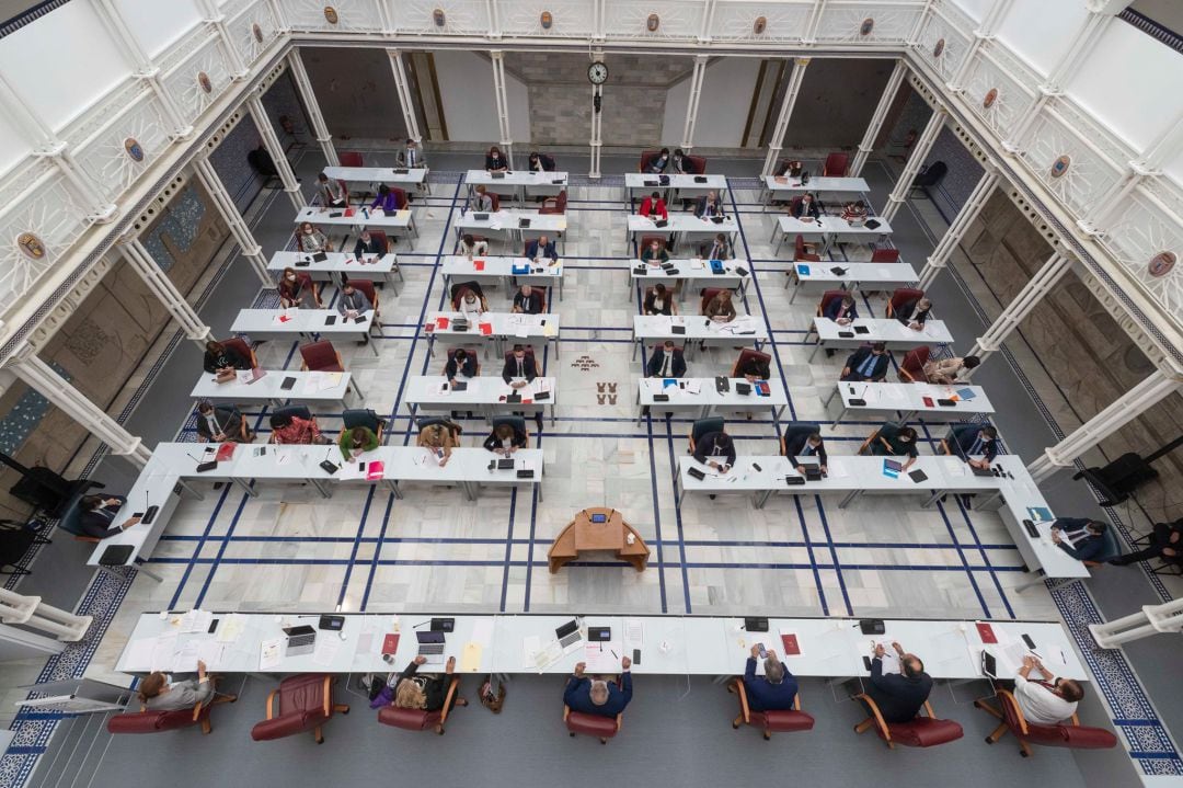 Vista panorámica de uno de los plenos en el parlamento autonómico