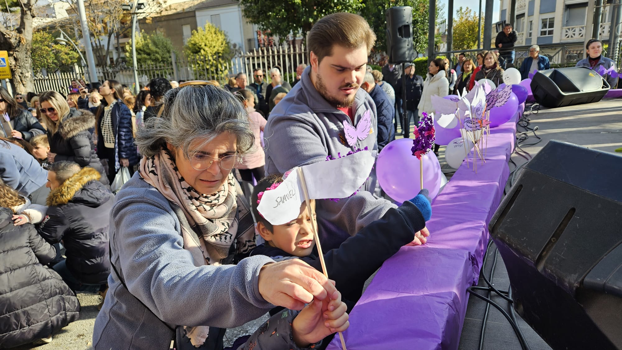 Escolares instalan las alas alusivas al lema de la conmemoración