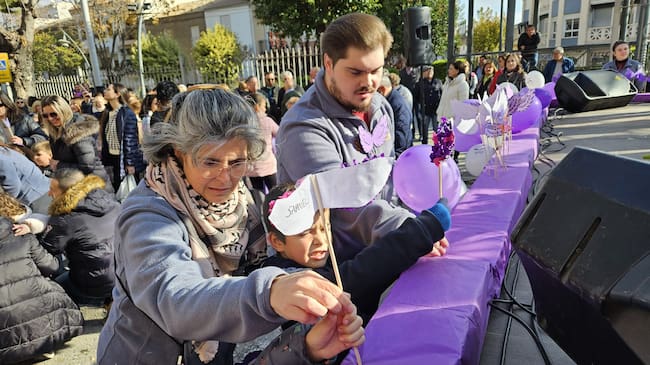 Escolares instalan las alas alusivas al lema de la conmemoración