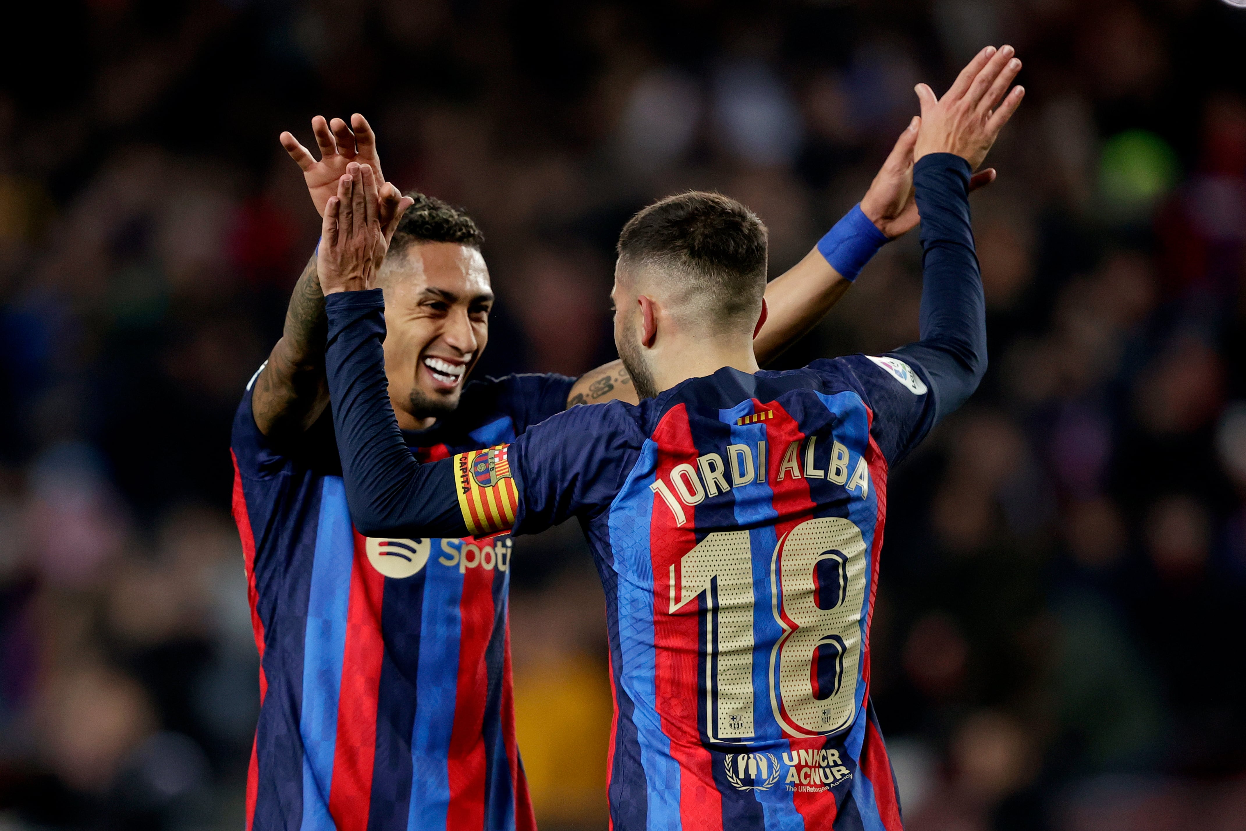 Raphinha y Jordi Alba celebran un gol.