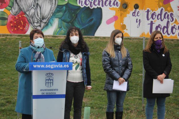 Clara Luquero, alcaldesa de Segovia, en el acto frente al Colegio Elena Fortún