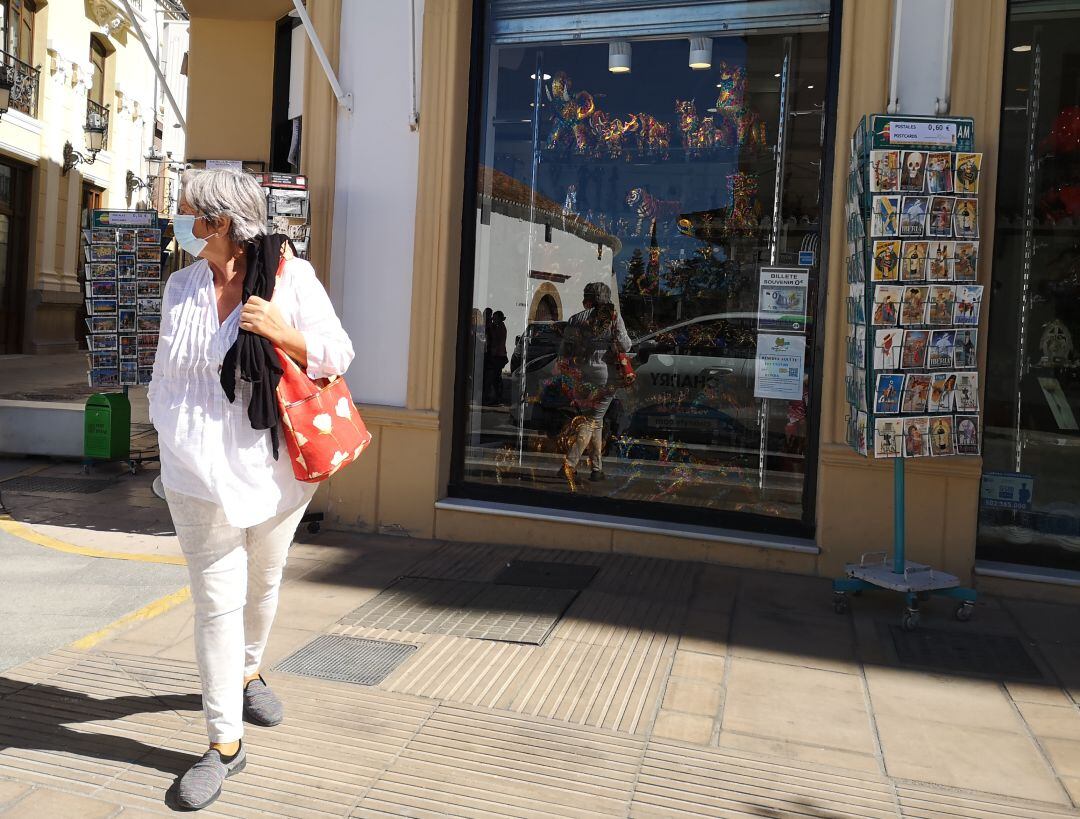 Una visitante atravesando la calle Virgen de la Paz en dirección a la Oficina de Turismo de Ronda