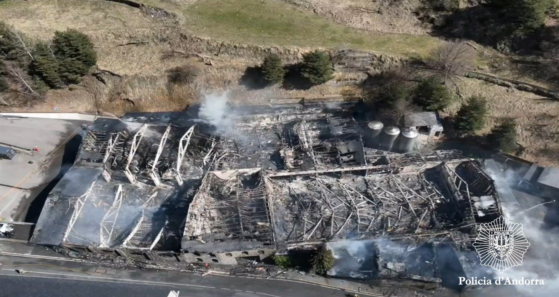 Estat en què ha quedat l'antiga planta d'Aigües d'Arinsal després del greu incendi declarat dimecres