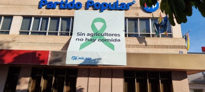 Pancarta desplegada en la sede del PP