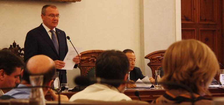 Carles Pellicer, al ple de l'Ajuntament de Reus.