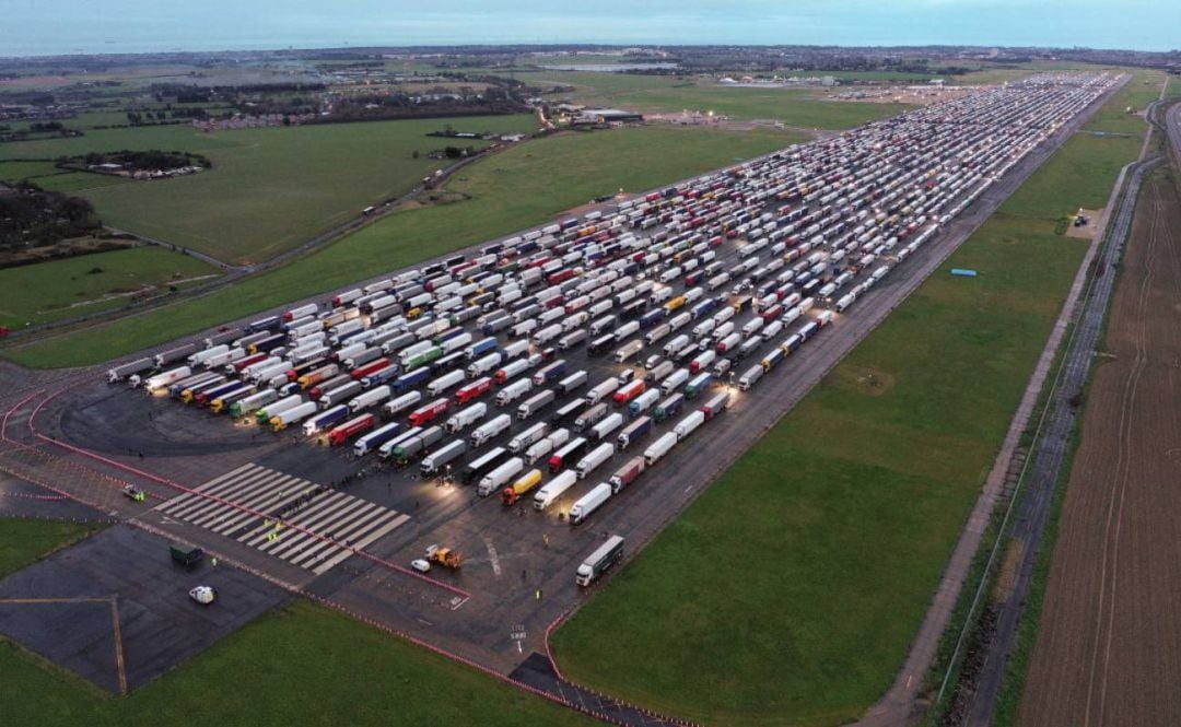 Vehículos pesados ​​estacionados en la pista del aeropuerto de Manston cerca de Ramsgate, en el sureste de Inglaterra