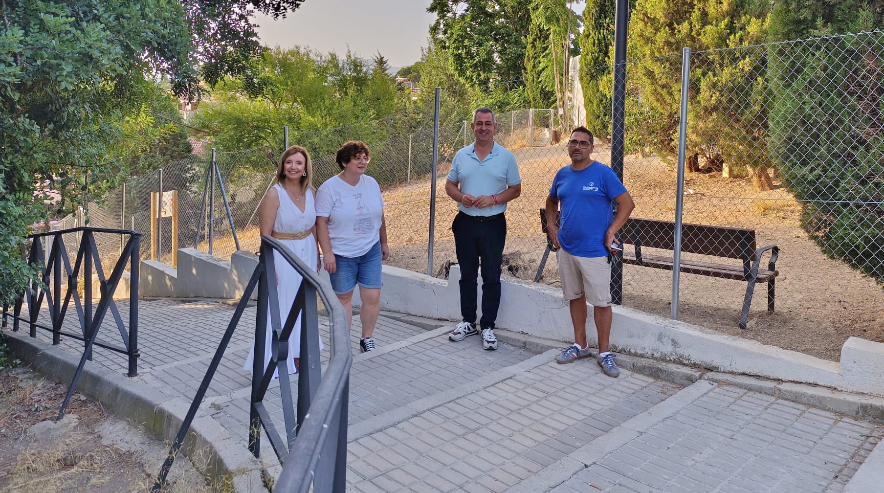 De izqda a dcha, la concejala de Participación Ciudadana, Mari Carmen Angulo; la presidenta de la asociación de vecinos, Juana Gómez; el edil de Mantenimiento Urbano, Javier Padorno, y el vecino que ha donado las farolas solares, Antonio Sánchez-Palencia.