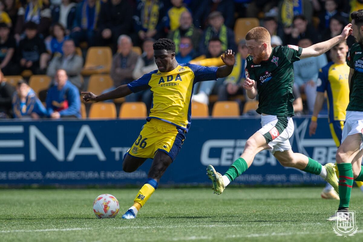 Carlos Vicente, en una jugada del Alcorcón-Racing de este domingo (foto: AD Alcorcón)