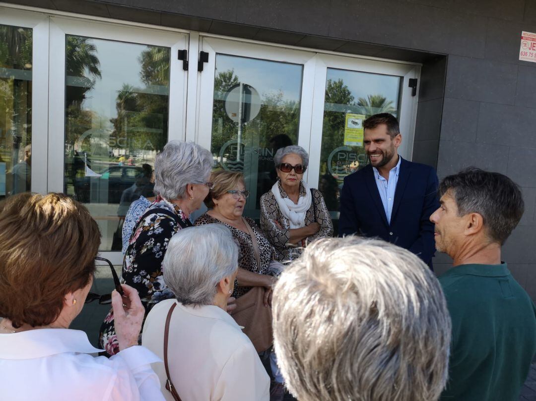 Rafael Mateos, concejal del PP, junto a usuarios de la piscina