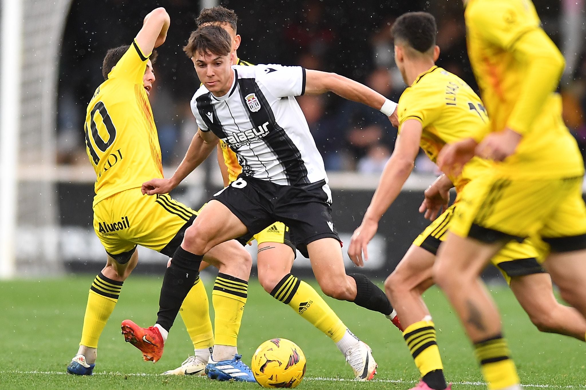 Arnau Ortiz regatea a varios jugadores del Mirandés