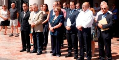 Minuto de silencio por accidente de Santiago de Compostela, ante el Ayuntamiento de Valencia