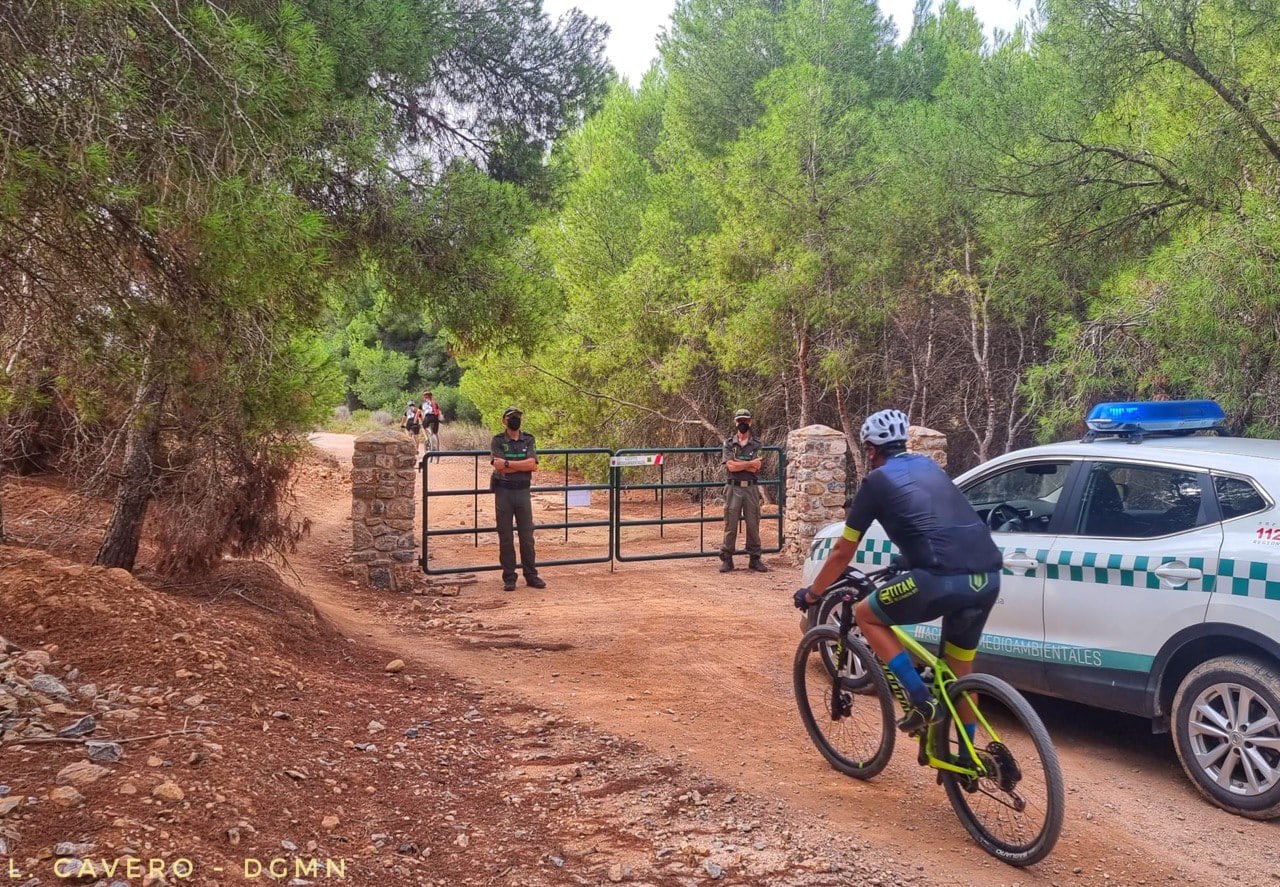 Los agentes medioambientales se encargan de vigilar y regular los accesos por pistas forestales asfaltadas