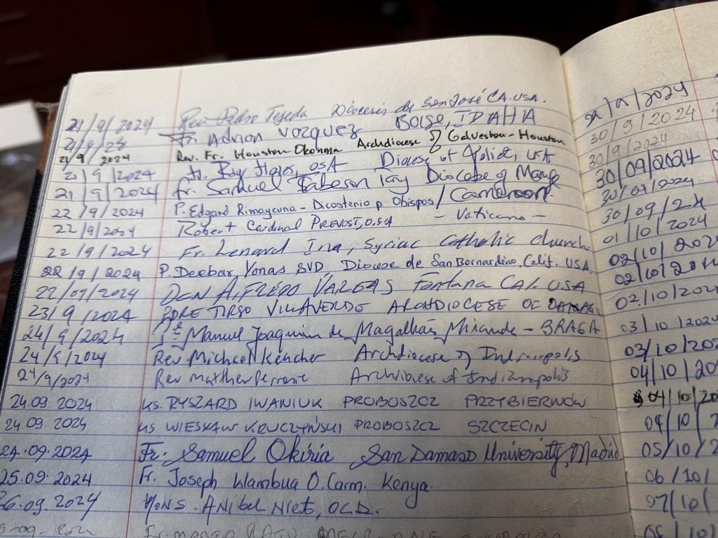 Libro de firmas de la Basílica de la Santa donde se refleja la visita que realizó el nuevo Papa