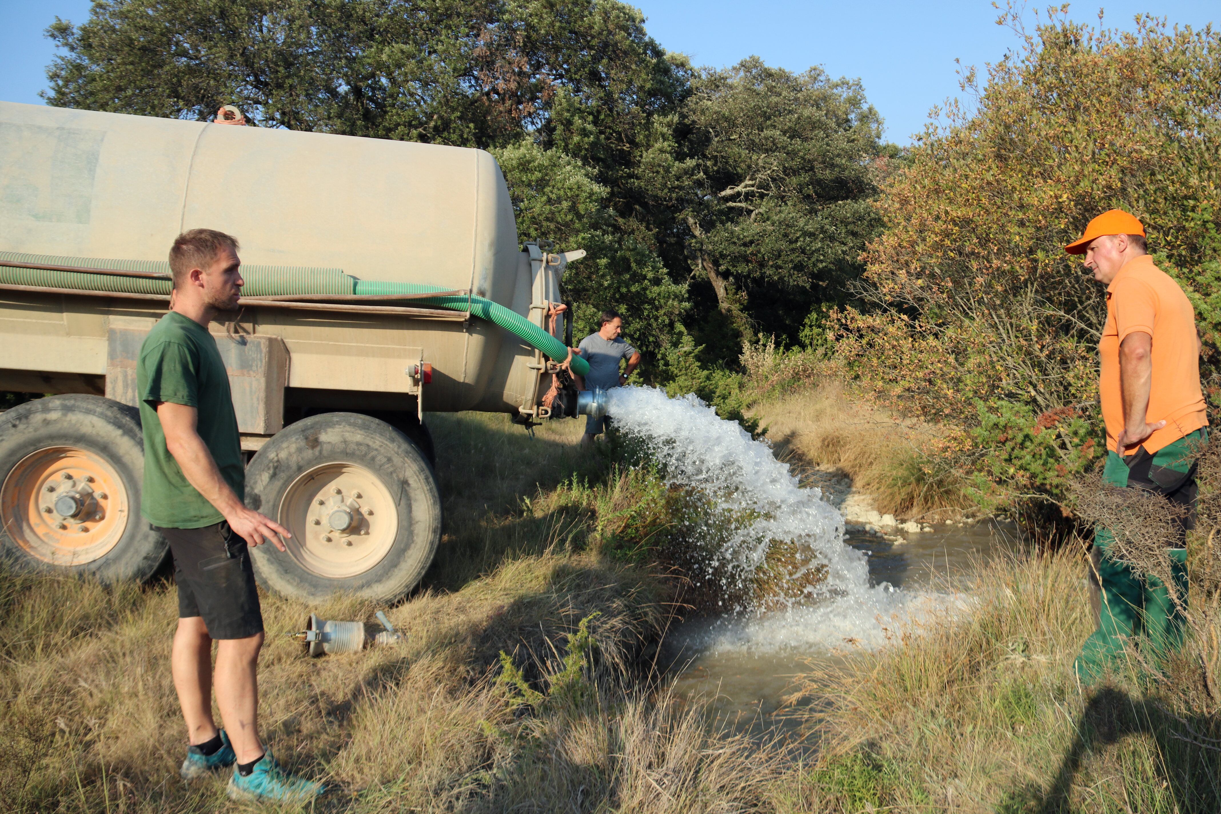 Caçadors omplint una bassa