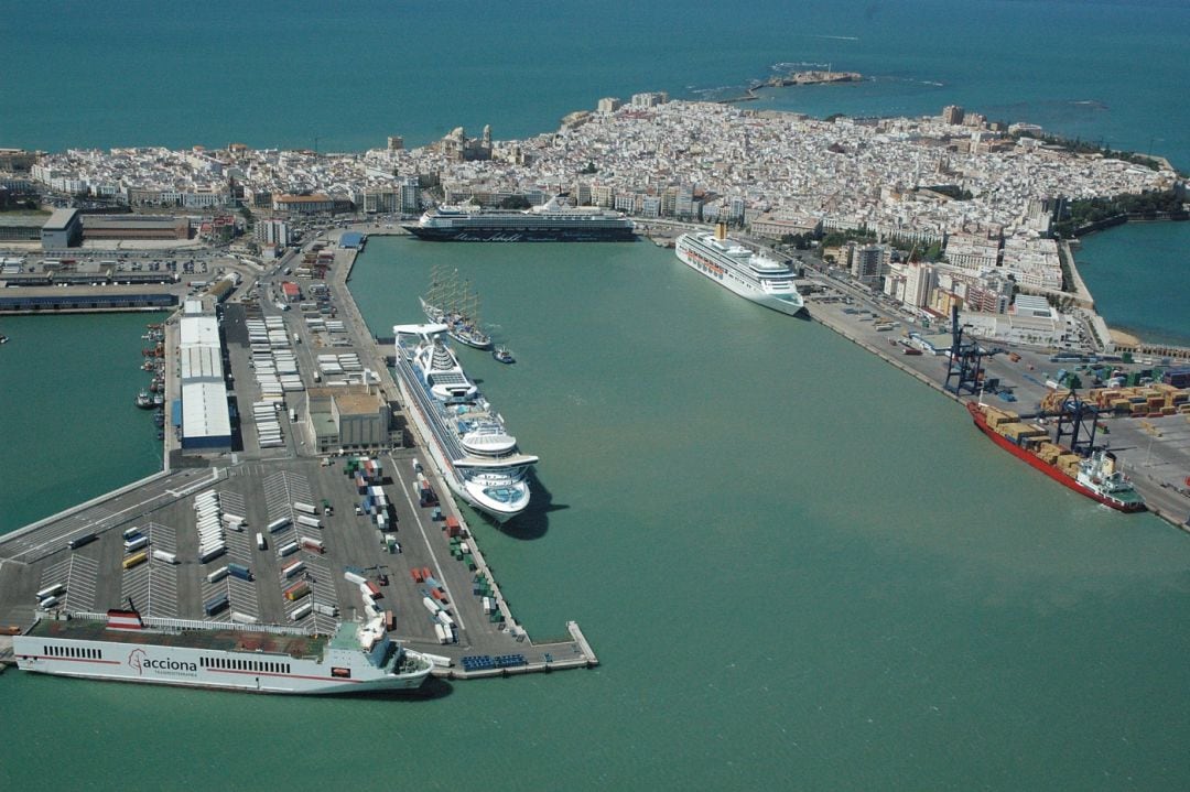 El muelle Marqués de Comillas, a la izquierda, en el Puerto de Cádiz