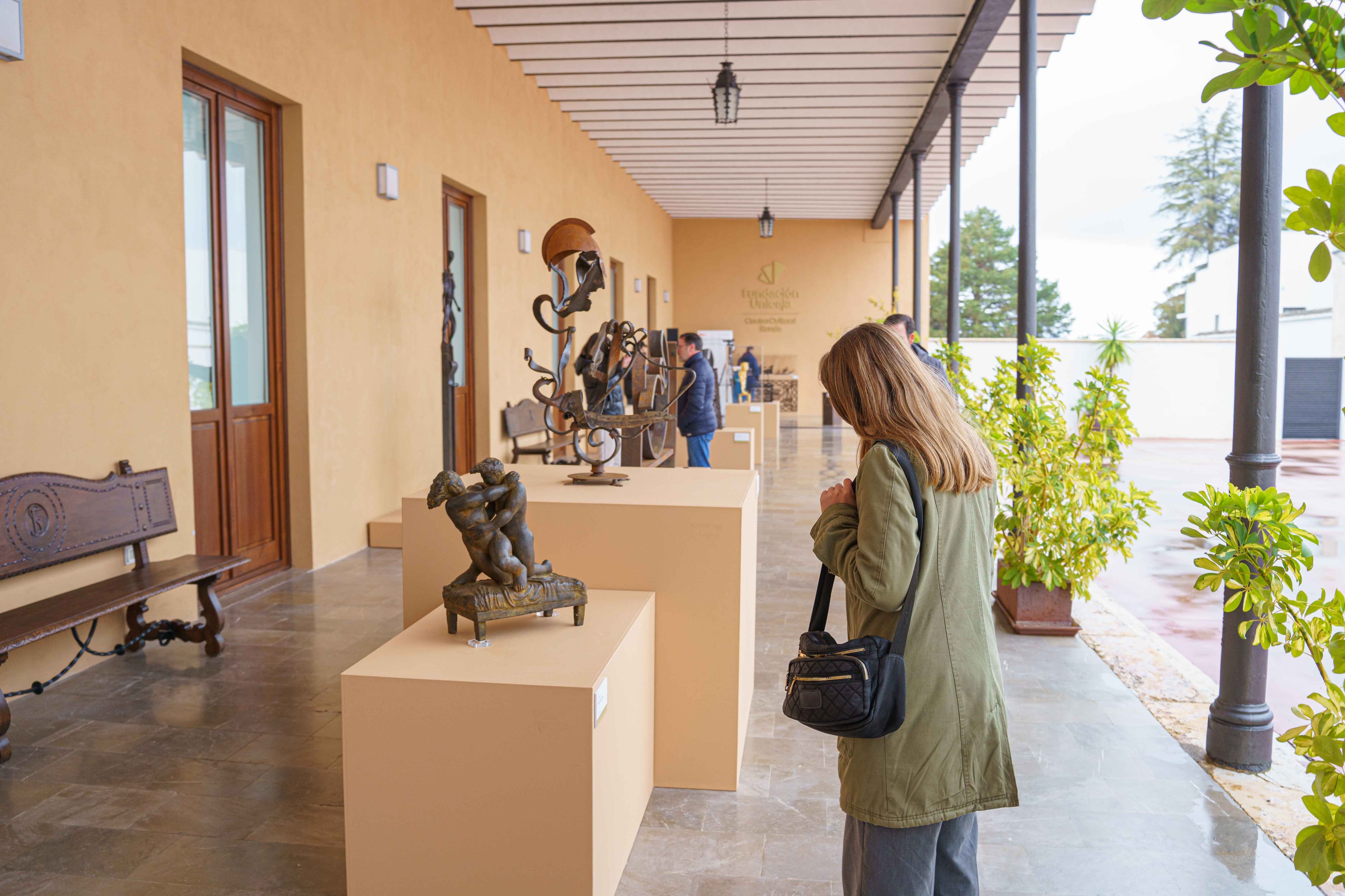 Entre las piezas más sobresalientes que se exhiben se encuentra la obra abstracta Vínculo en el viento del Perry Oliver