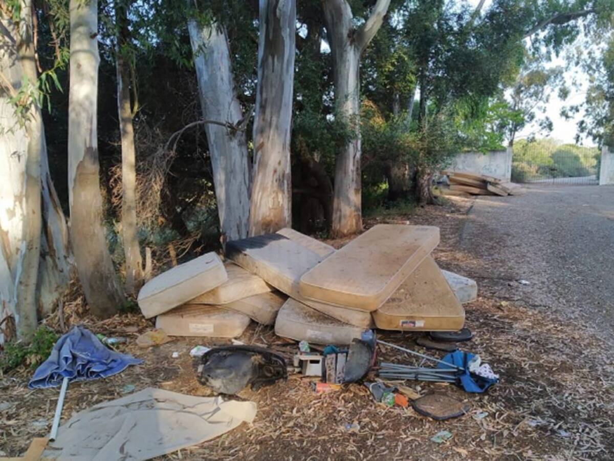 El Ayuntamiento de Los Barrios retira 82 colchones de un punto incontrolado de enseres