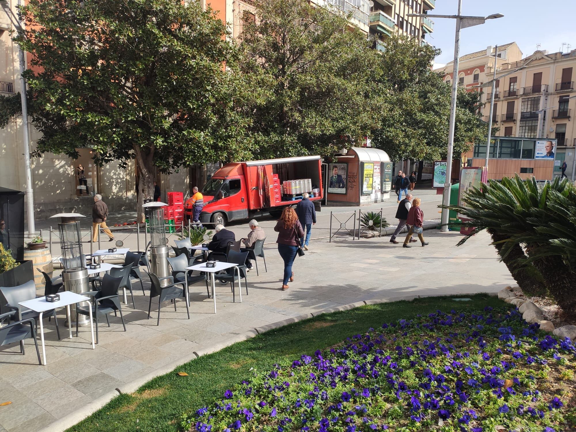 Una terraza de un restaurante en la céntrica Plaza de la Constitución de Jaén capital durante un día soleado