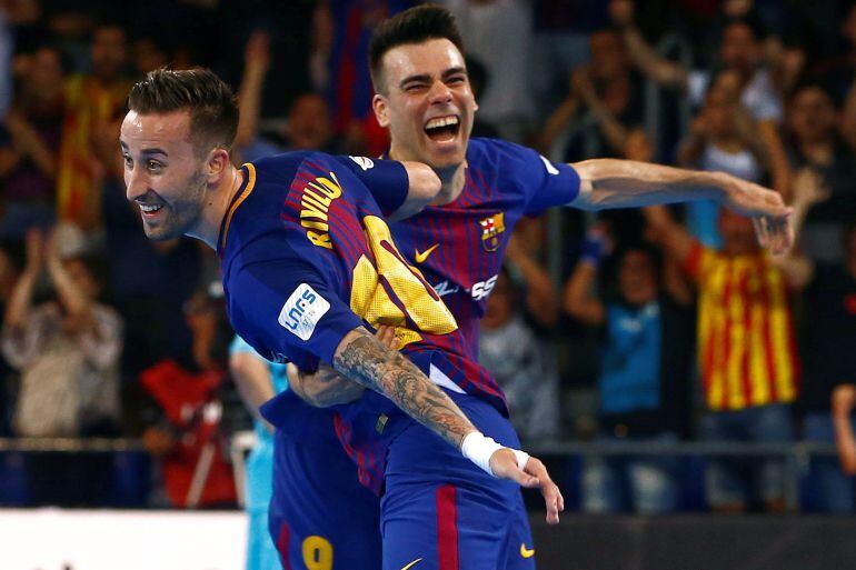 Rivillos celebra su gol con su compañero Lozano, durante el tercer partido de la serie al título de Liga de Fútbol Sala