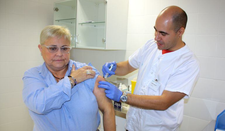 Infermer vacunant a una pacient. 