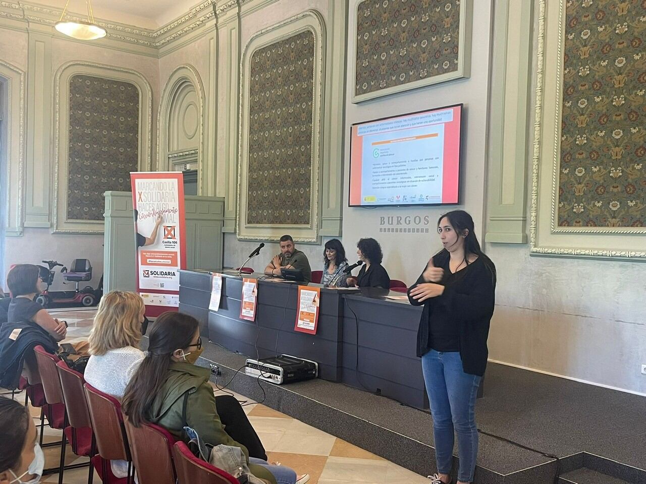 El cocinero Antonio Arrabal y la presidenta de la Asociación de Periodistas de Burgos apoyaron la presentación de la campaña de la X Solidaria