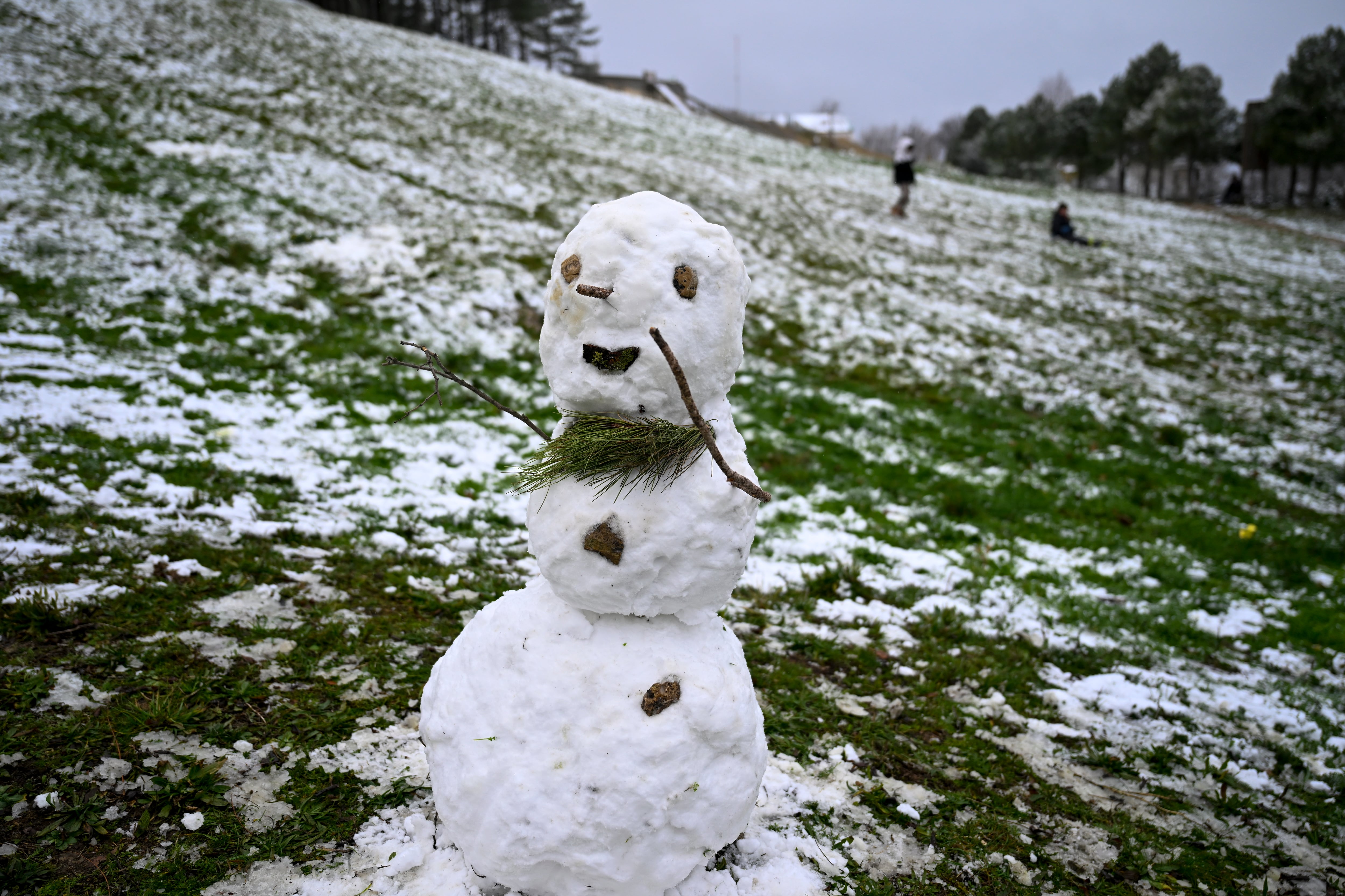 Detalle de un muñeco de nieve creado con la nieve caída este jueves en Morella (Castellón).