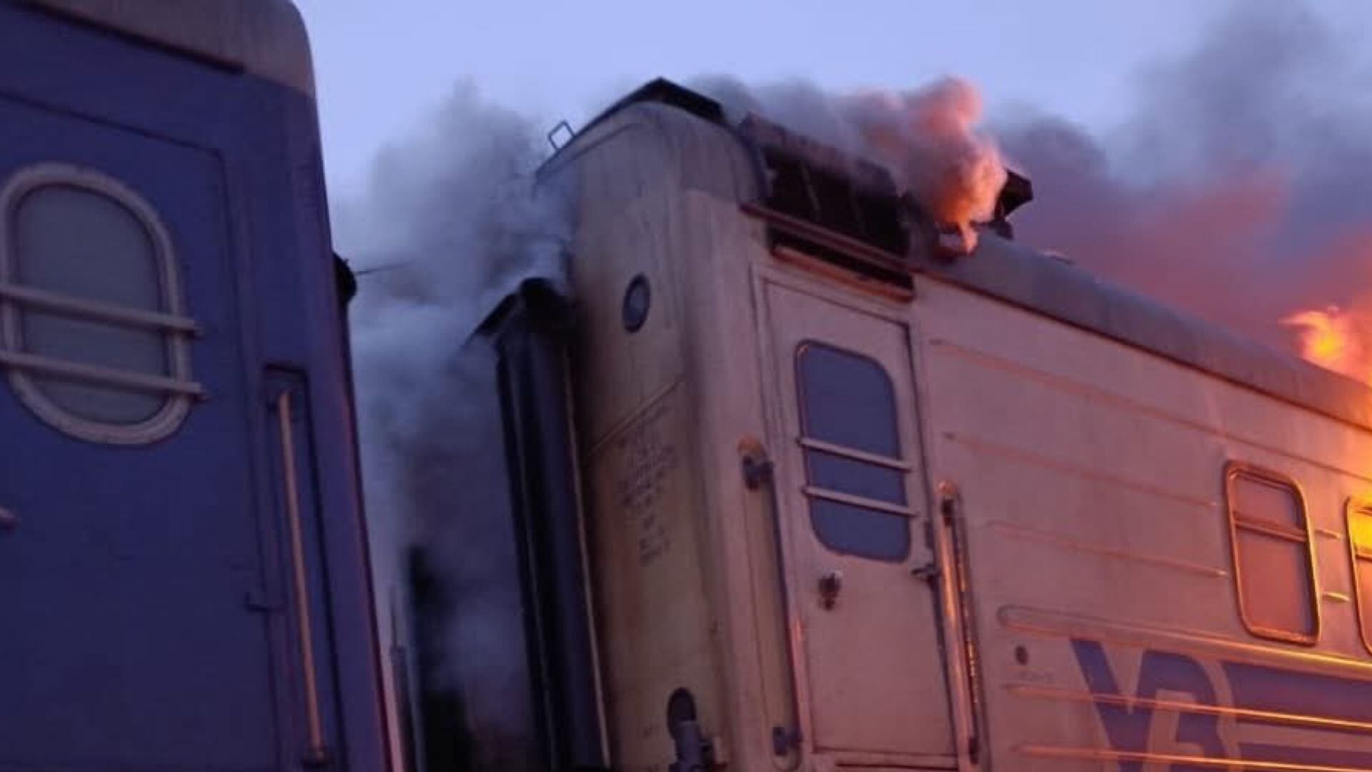 Imagen del ataque ruso a un tren con casi 300 pasajeros a bordo en Ucrania. / @oleksiikuleba.