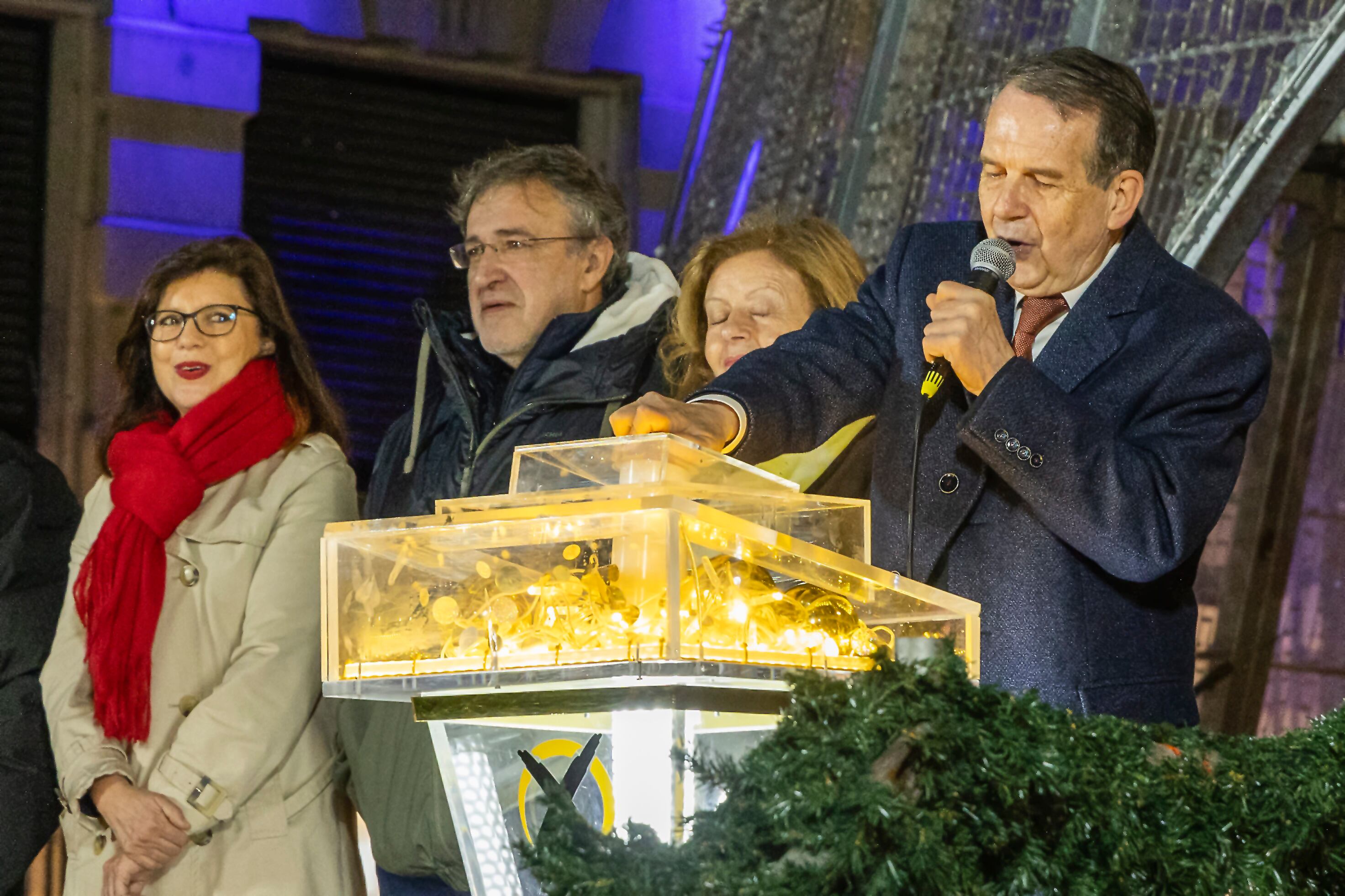Vigo (Pontevedra), 11/01/2026- El alcalde de Vigo, Abel Caballero (d), durante el acto de apagado de la iluminación navideña organizado hoy domingo en la capital viguesa. EFE / Salvador Sas.
