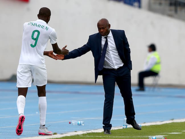 Saludo entre Osimhen y Amunike durante el Mundial Sub-17 del año 2015