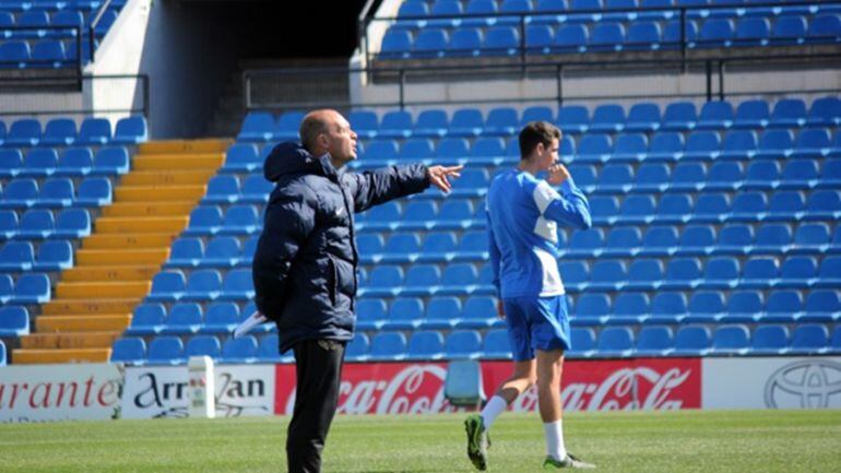 Vicente Mir dando instrucciones a los jugadores en un entrenamiento, en las instalaciones del Rico Pérez
