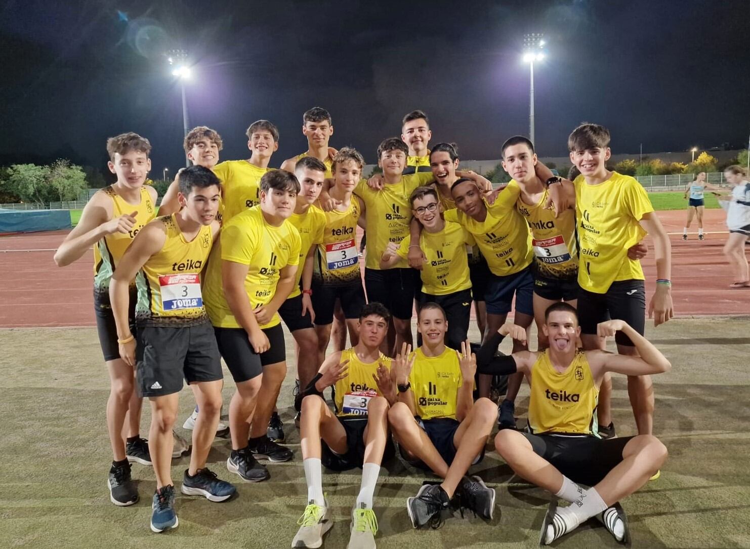 Los atletas groguets celebran el hito histórico