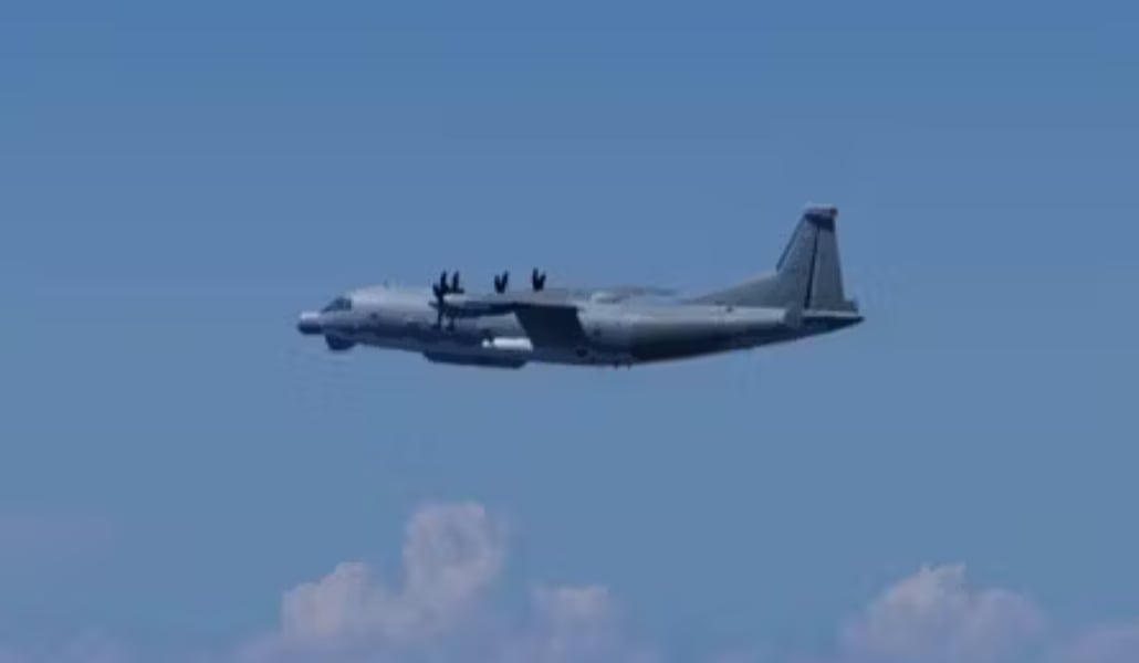 Imagen del avión militar chino sobrevolando el espacio aéreo de Japón distribuida por las autoridades niponas