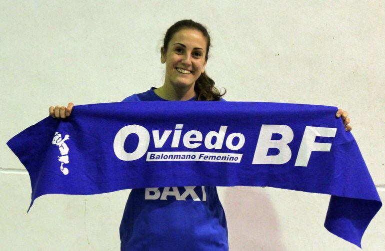 Nerea Medina con la bufanda de su nuevo equipo